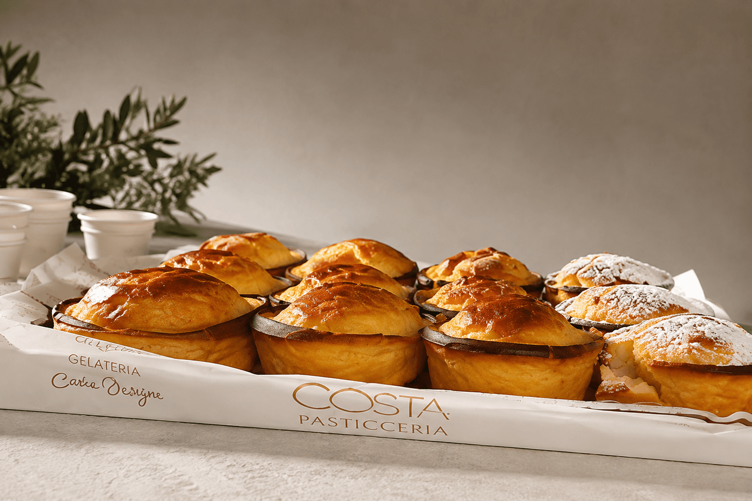 Pasticciotti leccesi appena sfornati da Costa Pasticceria
